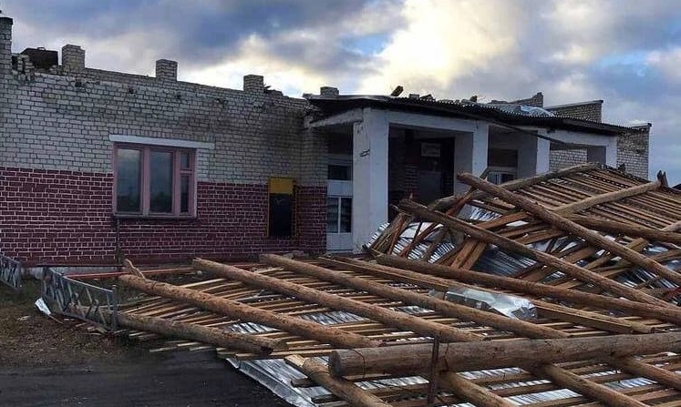 Разрушенные крыши, машины и поваленные деревья: смотрим последствия ураганного ветра в Нижегородской области