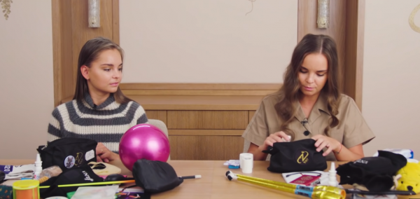 Нижегородские гимнастки Арина и Дина Аверины показали, что находится в их сумках