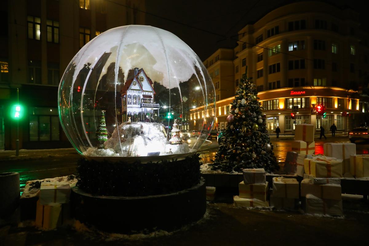 Фотозону с новогодним стеклянным шаром установили в Нижнем Новгороде