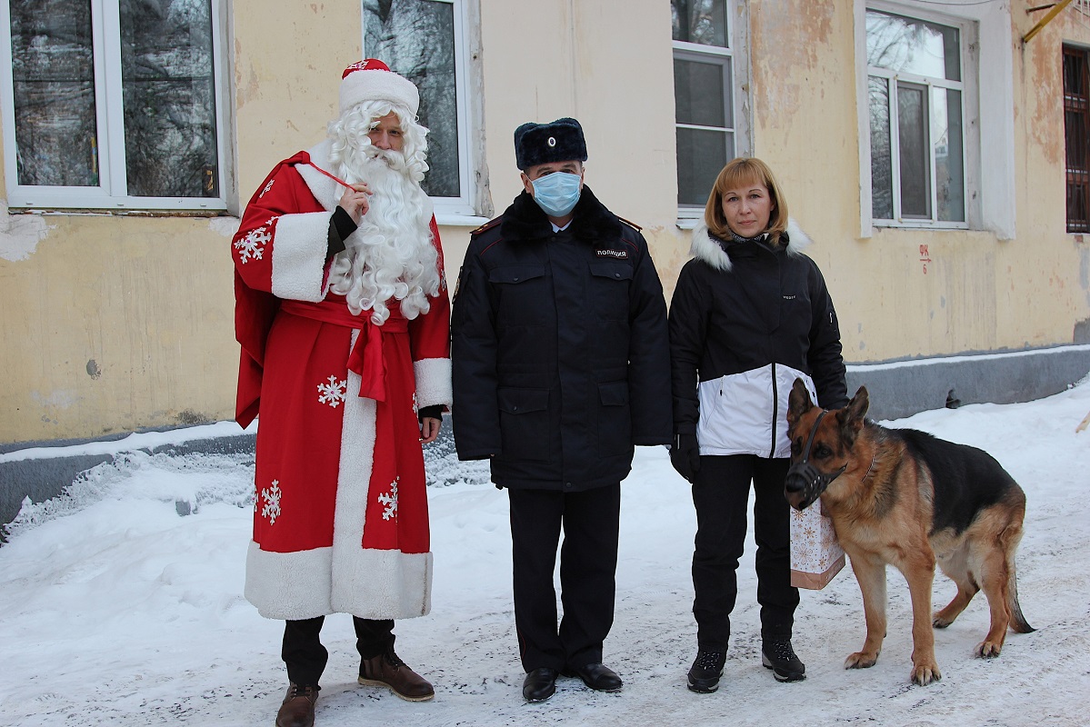 Полицейский в костюме Деда Мороза поздравил с Новым годом нижегородских служебных собак, вышедших на пенсию