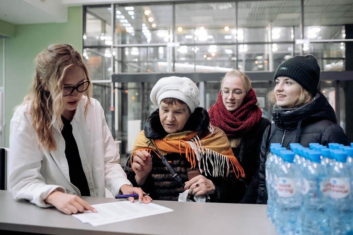 71-летняя волонтер Татьяна Токарева (вторая слева) молодеет с молодежью