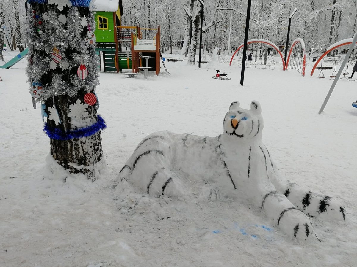 Огромный вальяжный снежный тигр стал одной из самых популярных фигур