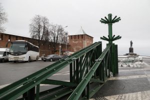 Одну из главных елок начали устанавливать на площади Минина и Пожарского