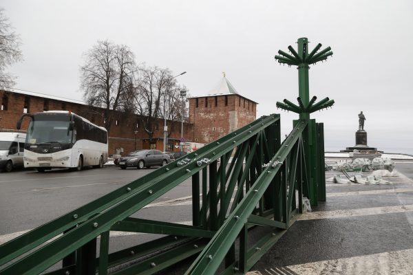 Одну из главных елок начали устанавливать на площади Минина и Пожарского