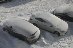 Припаркованные машины нижегородцев мешают коммунальщикам «быстро и качественно» убирать дороги