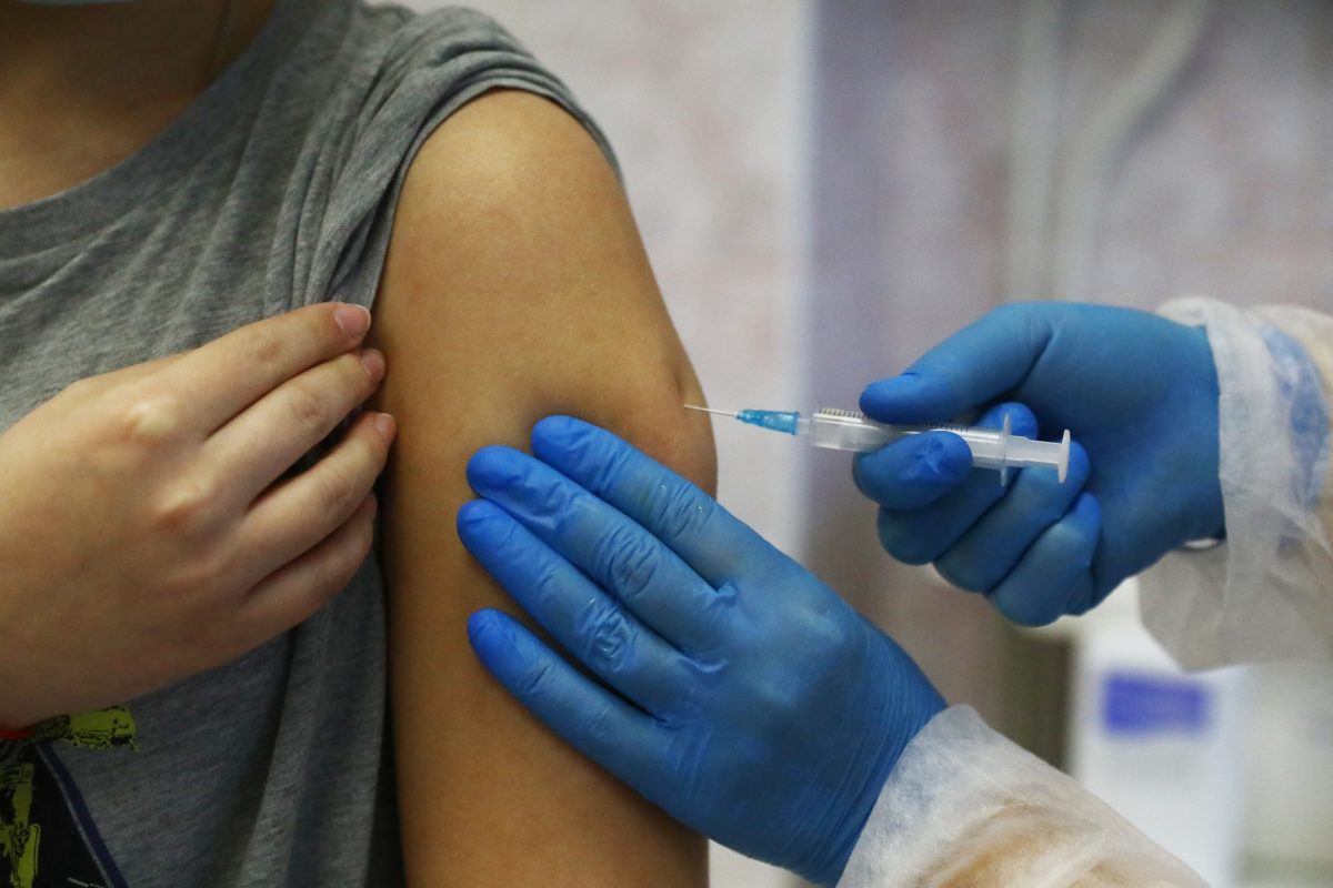 Почти 1,5 тысячи детей вакцинировались от коронавируса в Нижегородской области