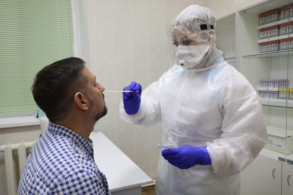 Впервые за полгода число заболевших коронавирусом за сутки в Нижегородской области снизилось почти до 300 человек