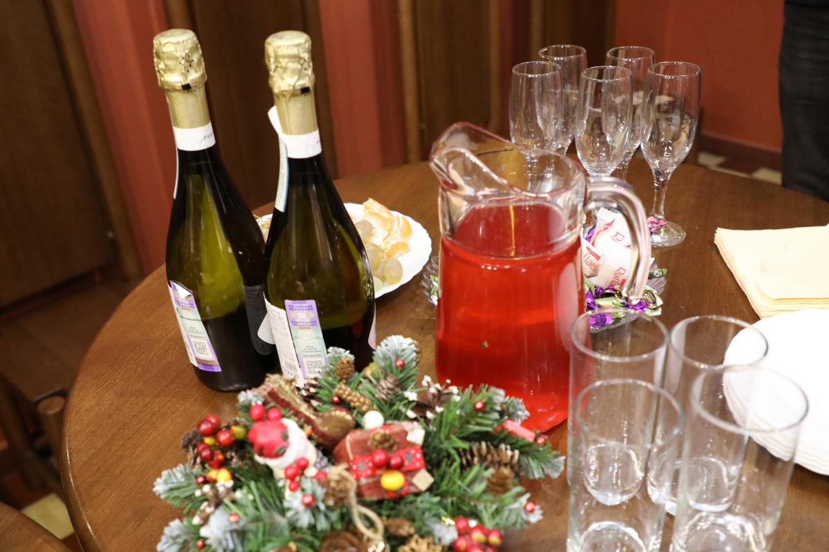Брызги шампанского: специалисты рассказали, как правильно выбирать главный новогодний напиток