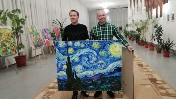 Художник из Дзержинска Илья Спиченков подарил знаменитому актеру Евгению Миронову свою картину