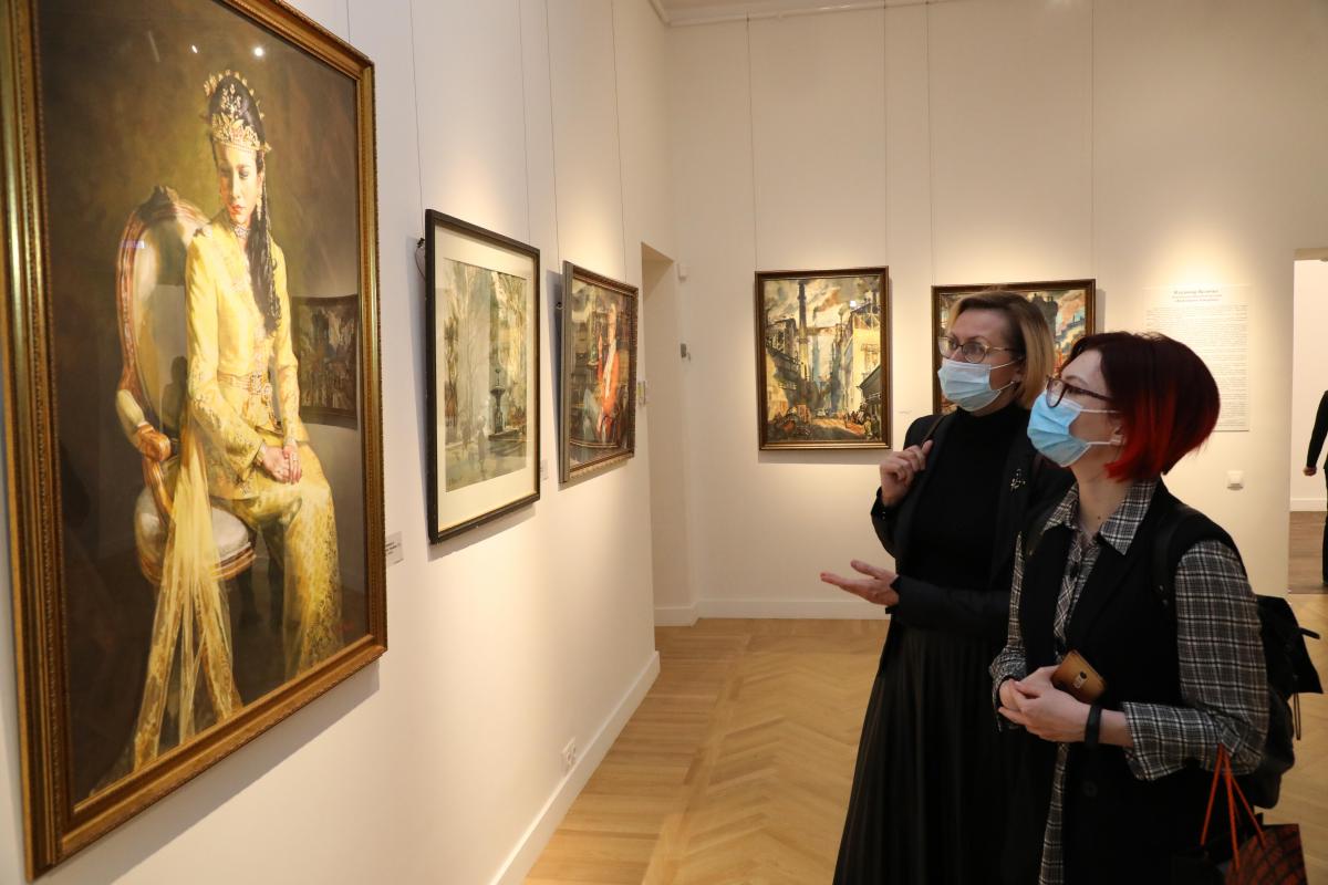 Посетительницы выставки особое внимание уделяют портретам дам, созданным мастером