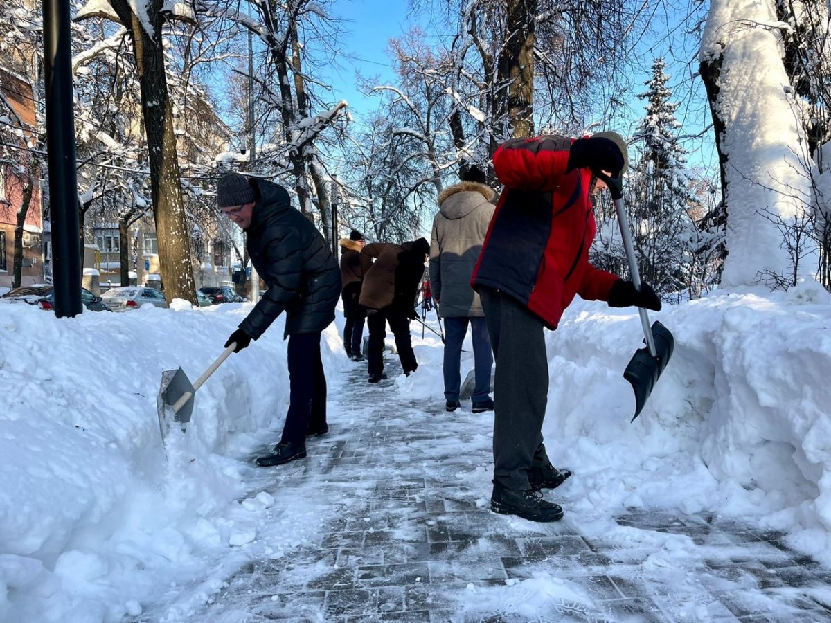 Сотрудники администрации помогают коммунальщикам чистить снег в Нижнем Новгороде