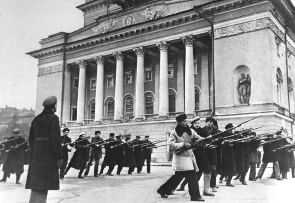 Почему Гитлер хотел уничтожить Ленинград и ленинградцев
