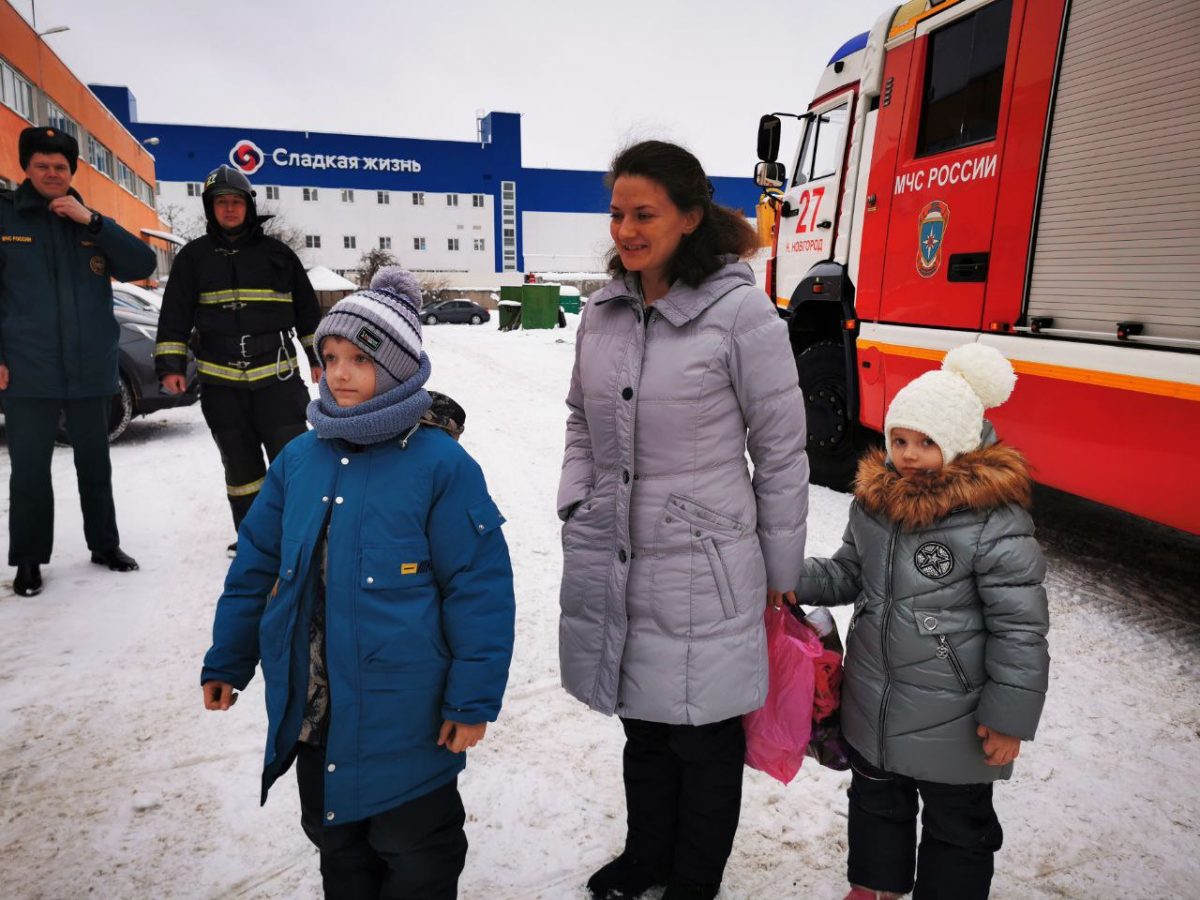 В пожарной части Егор побывал с мамой и младшей сестренкой