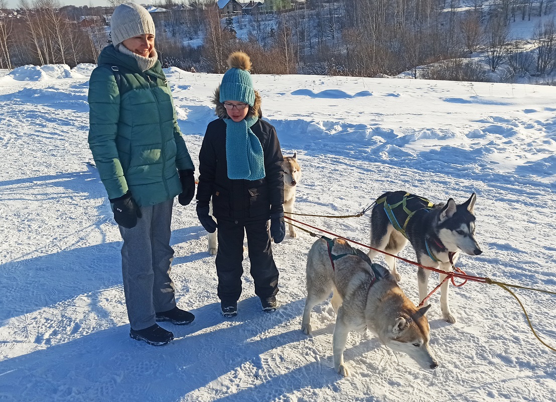 Девятилетнему мальчику с нарушением зрения подарили поездку на собачьих упряжках в Кстове