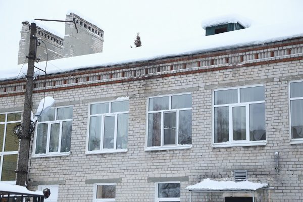 >Директорам нижегородских школ поручили не допускать образования наледи и сосулек на крышах