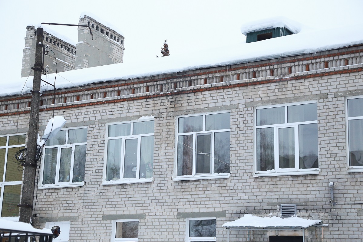 Директорам нижегородских школ поручили не допускать образования наледи и сосулек на крышах