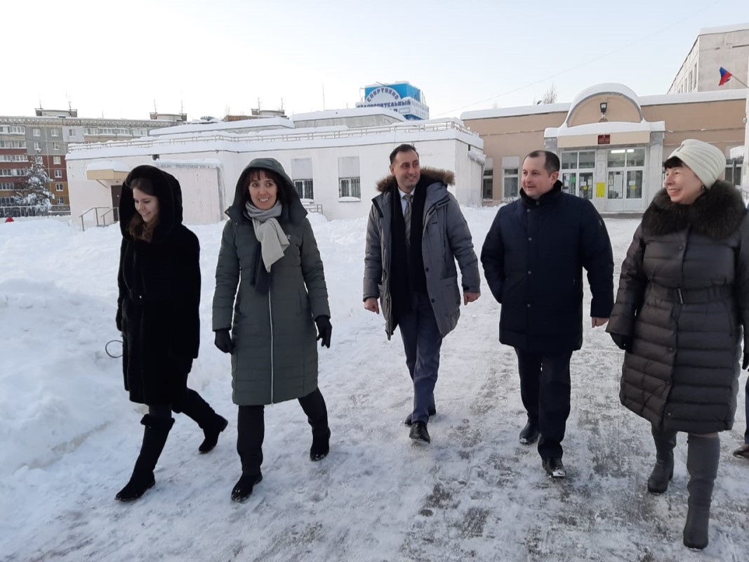 Ольга Петрова и Владимир Радченко лично проинспектировали уборку снега и наледи с крыш школ