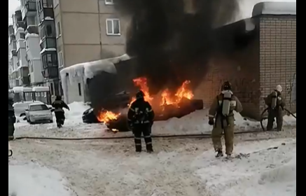 Автомобиль BMW сгорел в Дзержинске около магазина электротоваров
