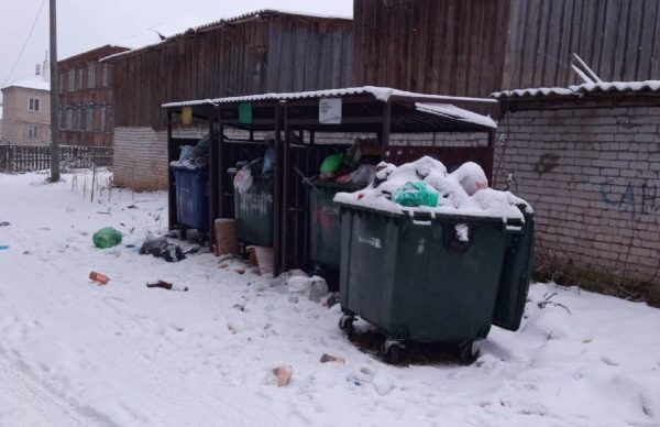 После снегопадов нижегородские дворы утонули в мусоре
