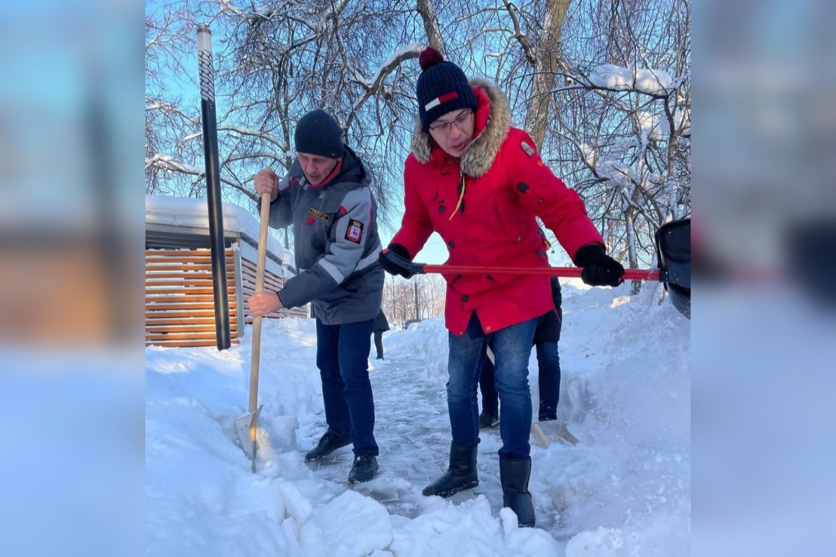 Глава города Юрий Шалабаев чистил снег рядом со сквером Нестерова