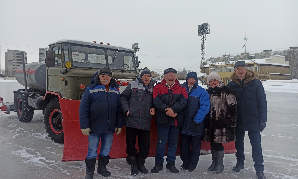 Работники стадиона «Старт» вместе с директором Аллой Тарнавской всегда тщательно следят за состоянием льда