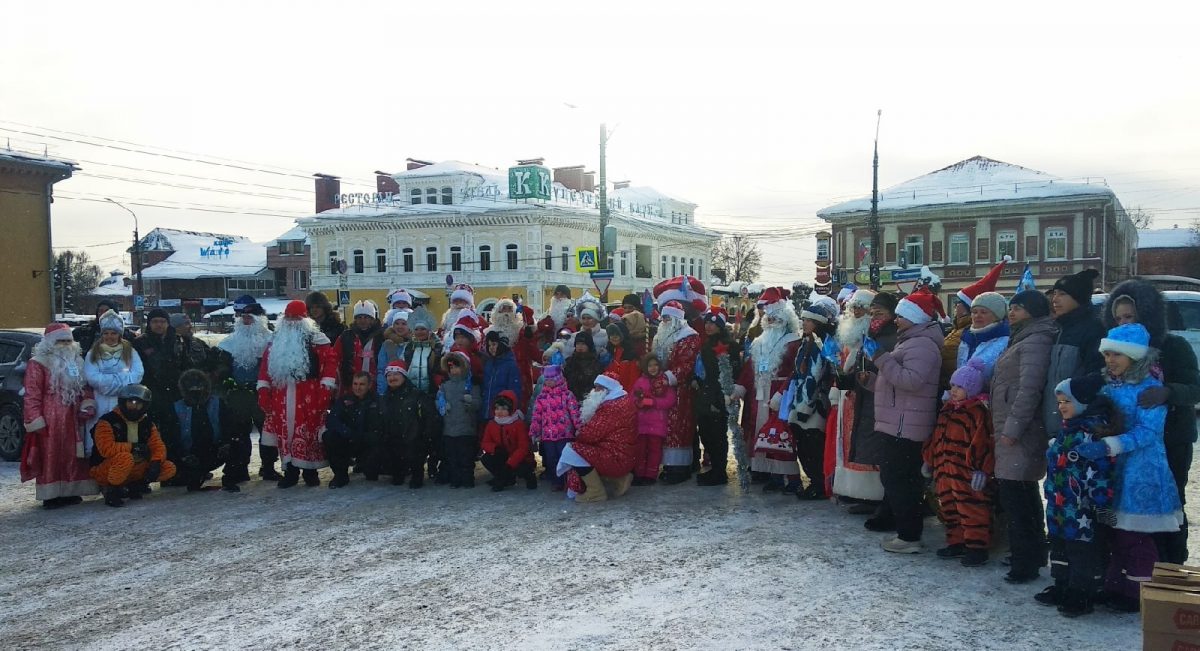 Местные жители пришли посмотреть на парад Дедов Морозов