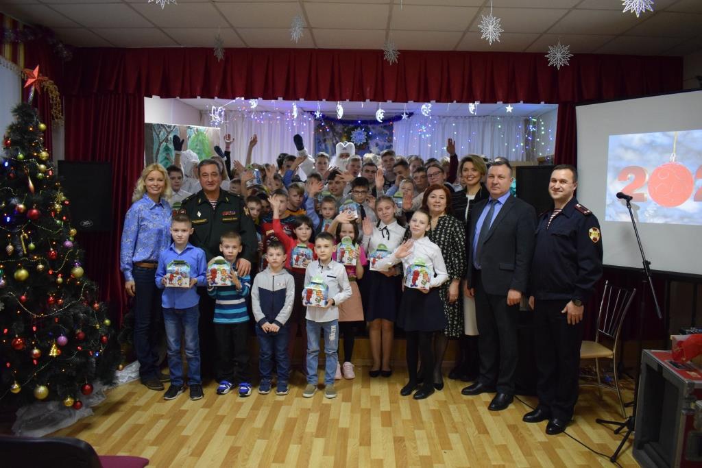 Росгвардия и команда «800 добрых дел» поздравили детей Павловского детского дома с Новым годом