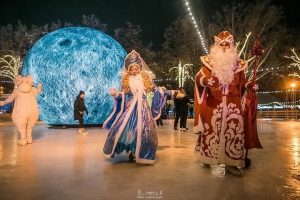 Встречи под луной: в парке «Швейцария» продолжаются праздничные гуляния