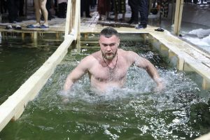 Окунались в мороз и согревались чаем: как нижегородцы отметили Крещение в 2022&nbsp;году