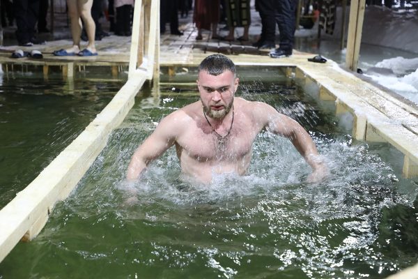 Окунались в мороз и согревались чаем: как нижегородцы отметили Крещение в 2022 году