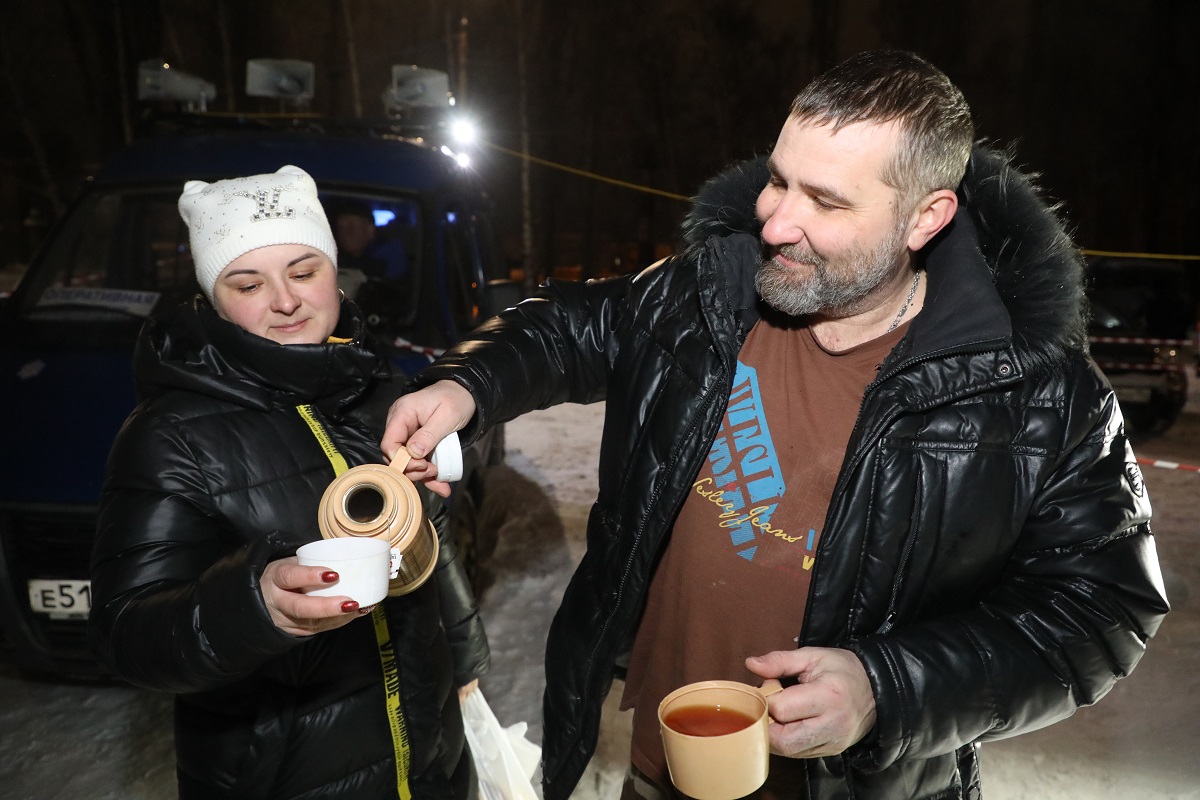 Жители Нижнего Новгорода согревались горячим чаем