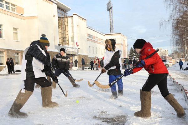 Школьники Московского района сыграли в хоккей с мячом в валенках