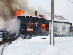 Два человека погибли при пожаре в Шарангском районе