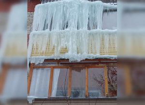 ДУКи заставляют нижегородцев самостоятельно бороться с сосульками на балконах