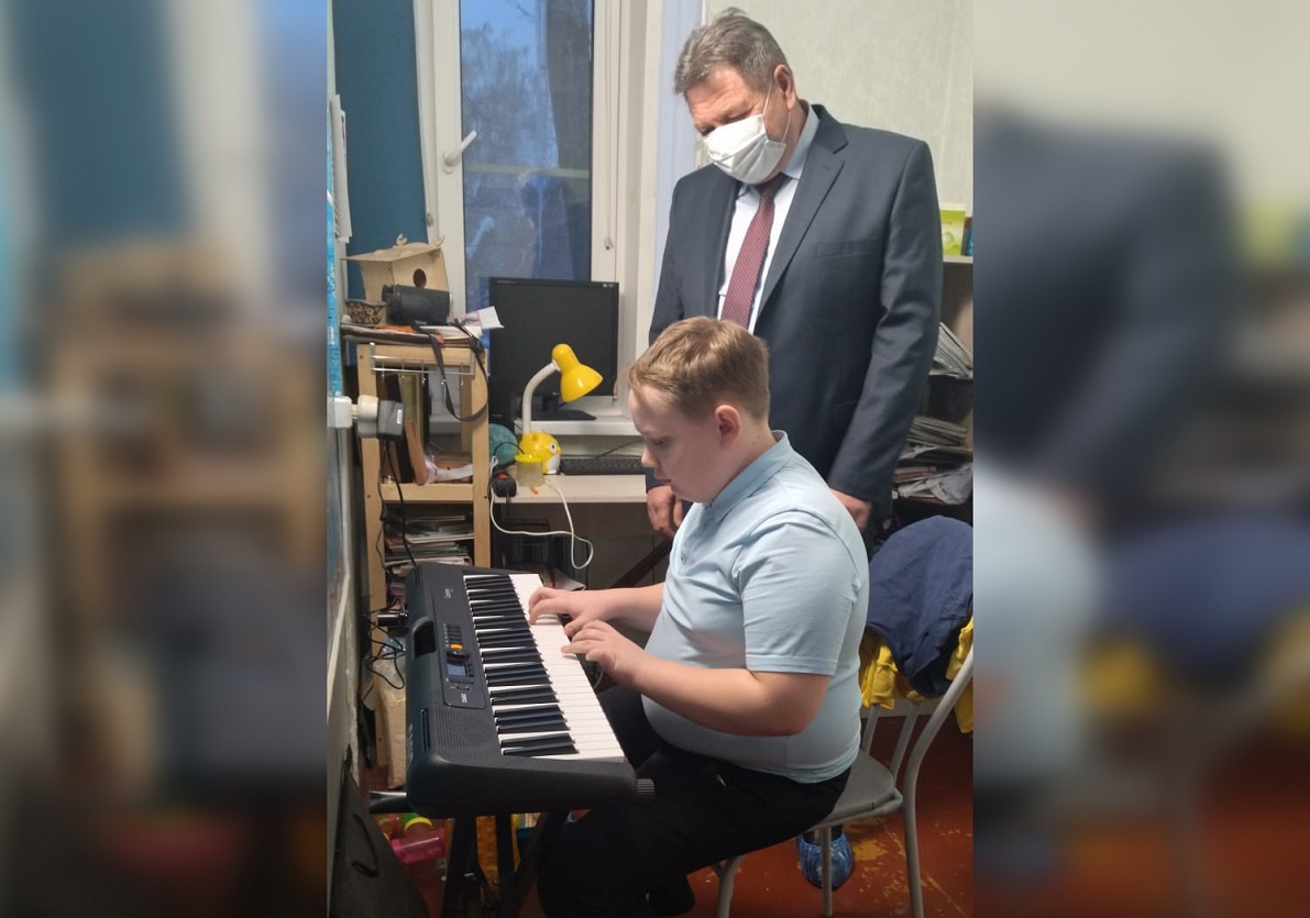 14-летний Денис из города Бор получил синтезатор в рамках акции «Елка желаний»