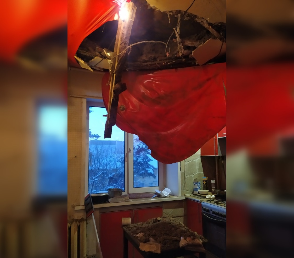 В Дзержинске жильцы дома на улице Пожарского встретили Новый год с дырой в потолке