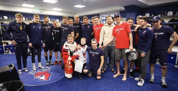 Юный болельщик пришел в гости к игрокам ХК «Торпедо»