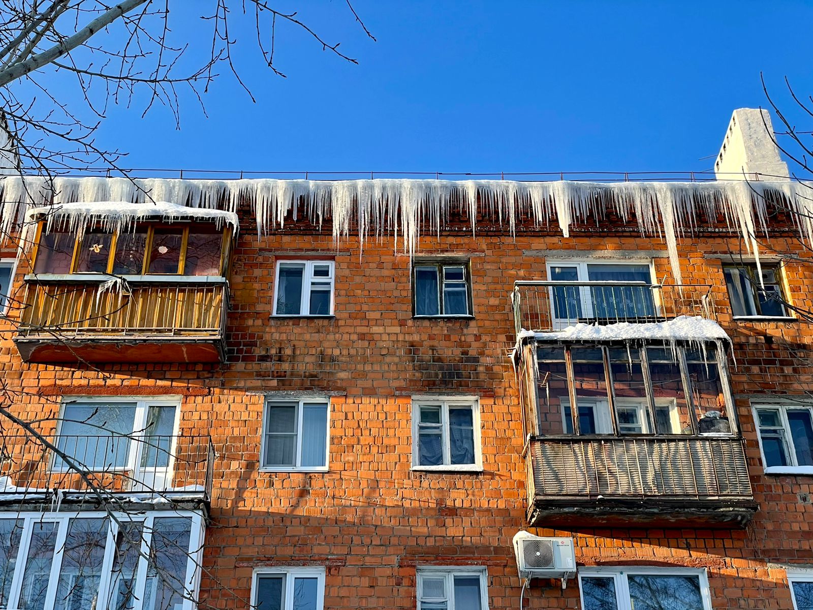 Уборка наледи и снега с крыш в Нижнем Новгороде 19 января 2022 года |  Нижегородская правда