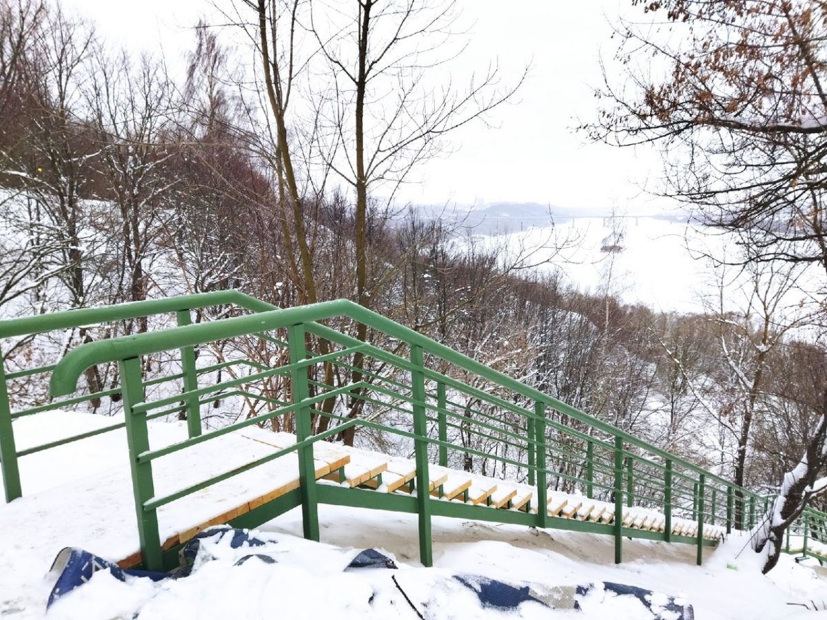 Ремонт лестницы к пляжу завершается в нижегородском парке «Швейцария»