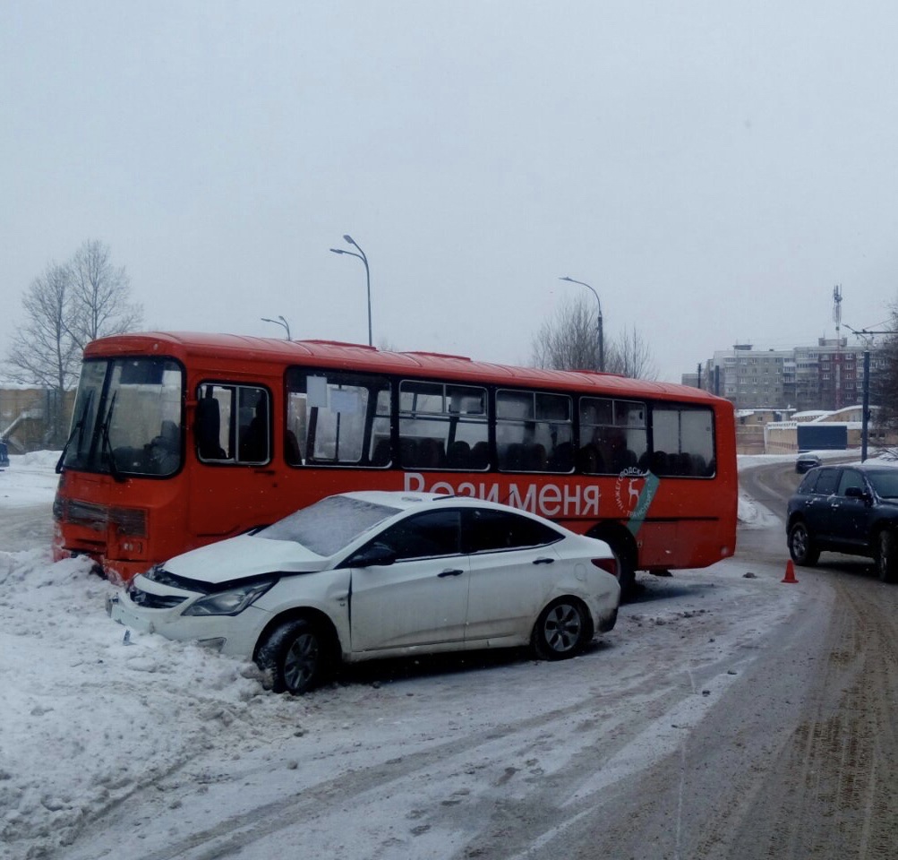 В Нижнем Новгороде иномарка столкнулась с маршруткой