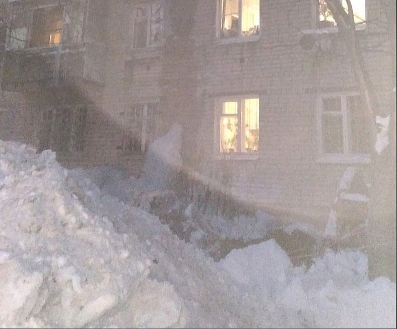 ДУК убрал пятиэтажную сосульку с дома на улице Богородского в Нижнем Новгороде