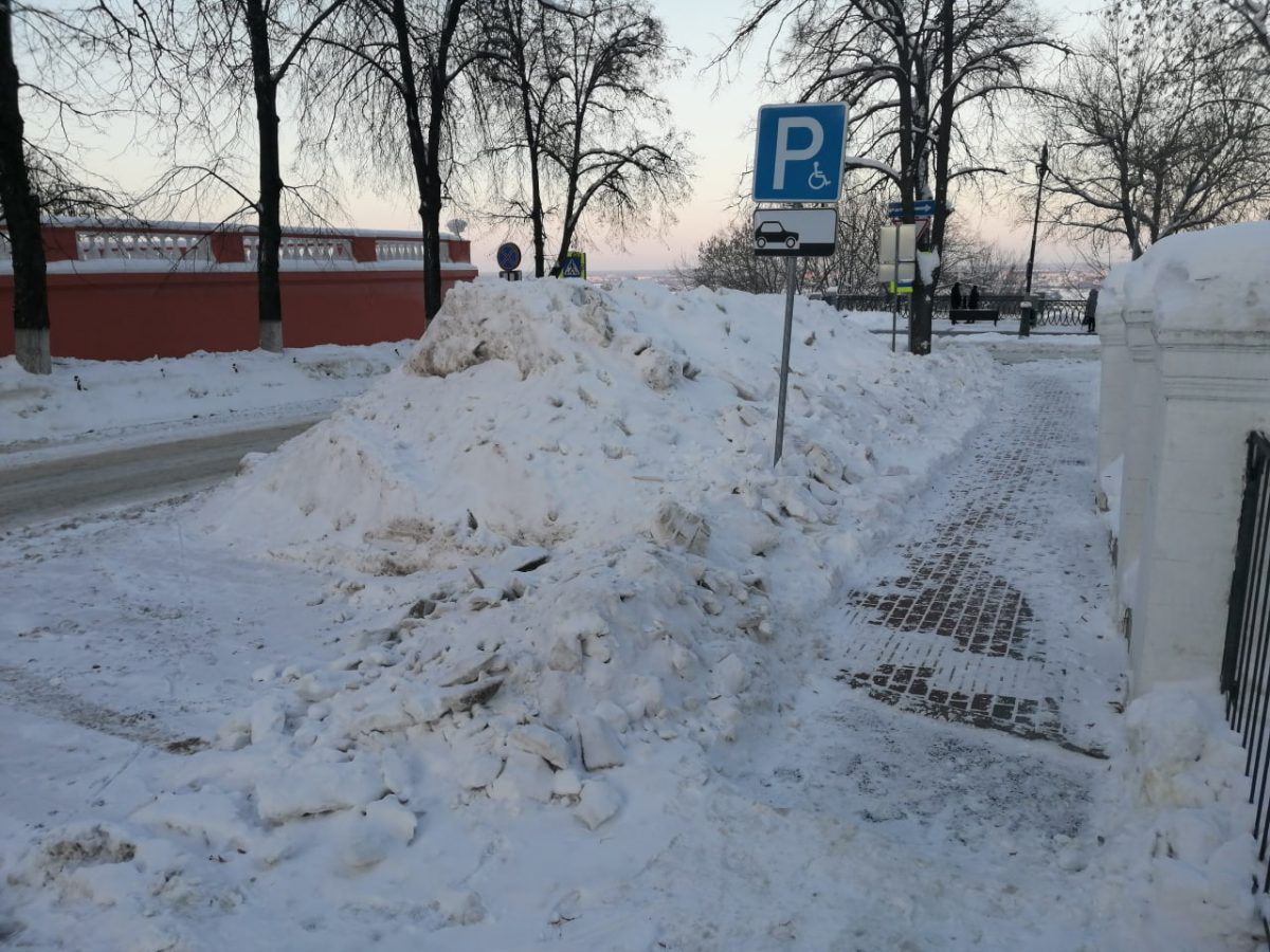 Нарушителей накажут за сугробы на парковке для инвалидов у нижегородского политеха