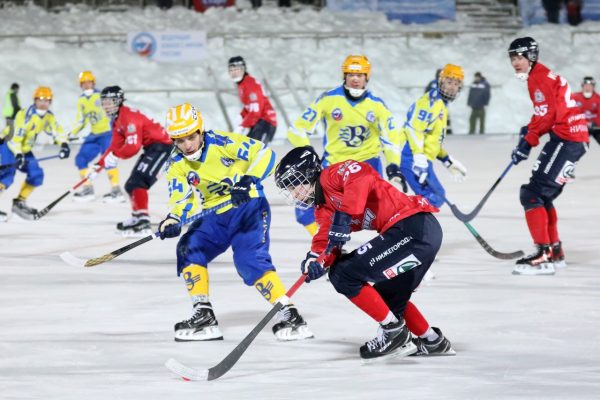 Крупное поражение потерпели хоккеисты «Старта» на домашней площадке