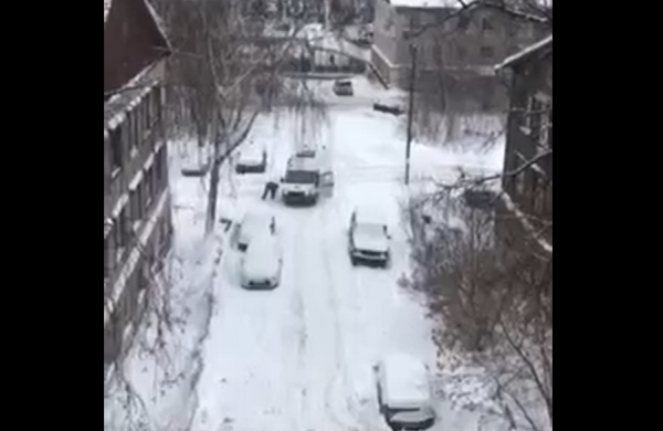 Домоуправляющая компания Канавинского района ответит за застрявшую машину скорой помощи