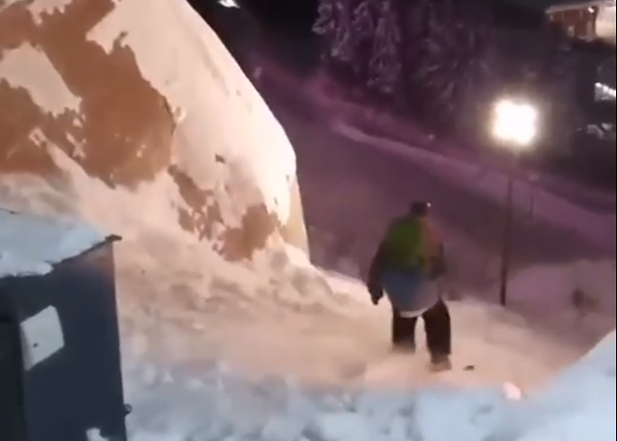 Нижегородцы на сноубордах прокатились по Чкаловской лестнице