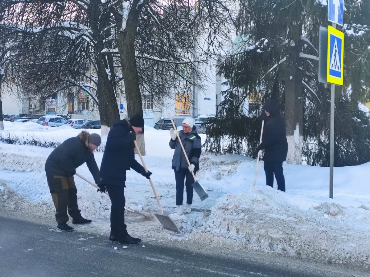 Совместные усилия помогают быстрее очистить город от последствий снегопада