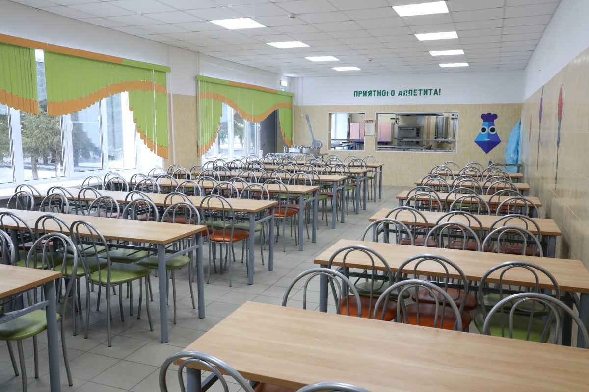 Школьного повара из Дзержинска, которая накладывала еду руками, отстранили от работы