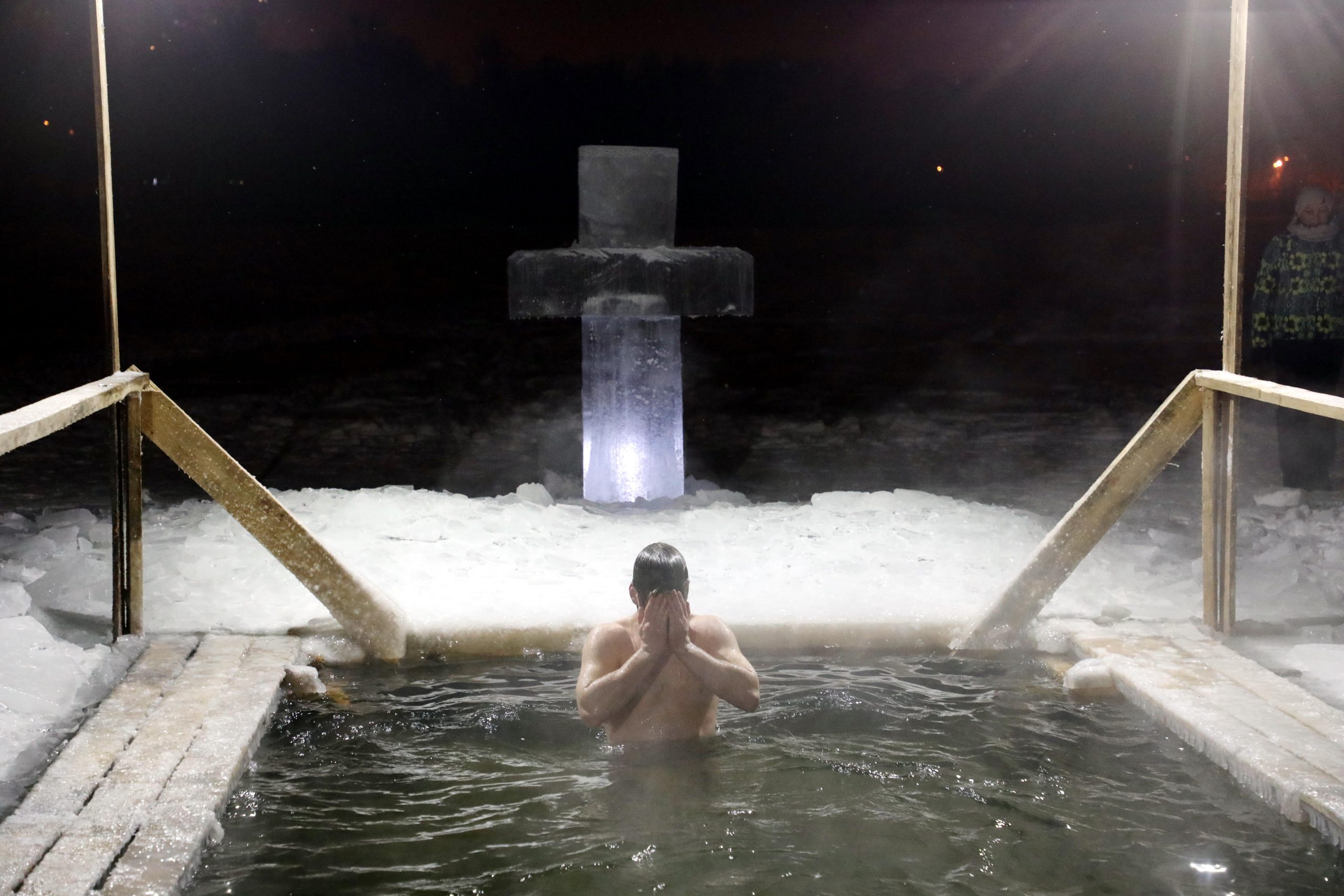 Почему на Крещение купаются именно в проруби?