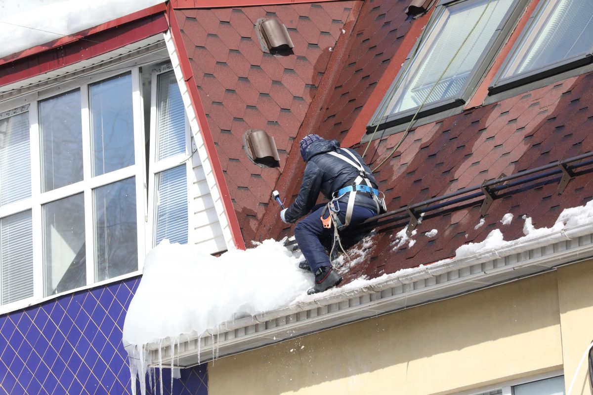 ГЖИ потребовала от ДУКов срочно очистить от сосулек и наледи крыши домов в Нижнем Новгороде