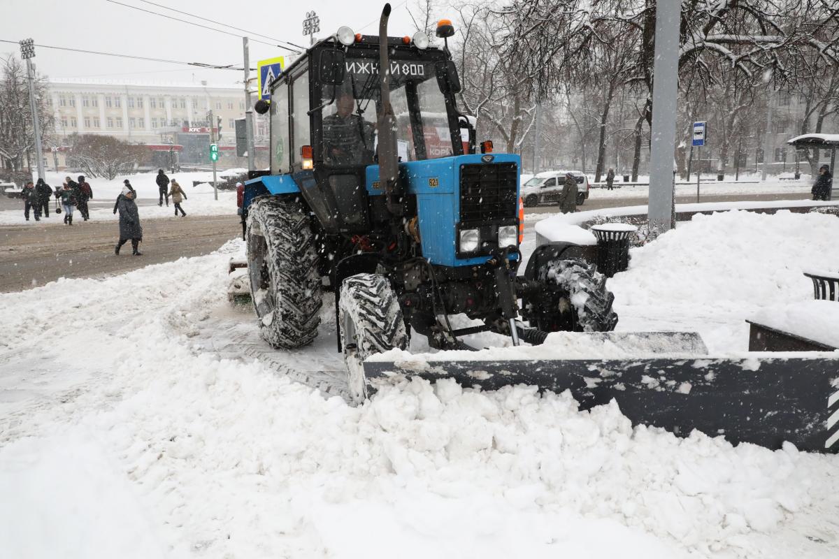 Полная мобилизация: все дорожные и коммунальные службы региона из-за снегопада работают круглые сутки
